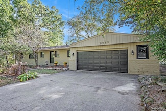 3015 Lakeview Blvd, Highland, MI 48356