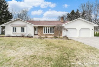 16335 Pinewood Ave, Spring Lake, MI 49456