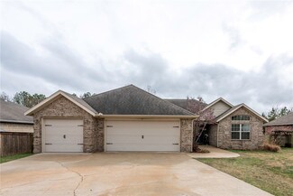 739 W Partridge Dr, Fayetteville, AR 72701