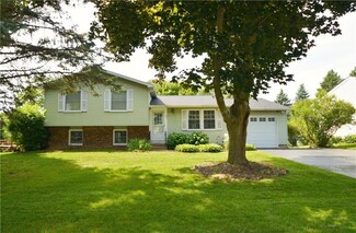 61 Falcon Dr, West Henrietta, NY 14586