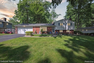 5605 Kingfisher Ln, Clarkston, MI 48346