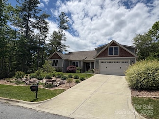 140 Shadowleaf Dr, Hendersonville, NC 28739