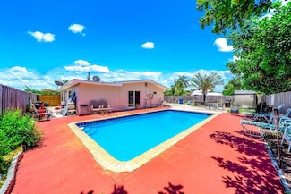 907 W Bloxham St, Lantana, FL 33462