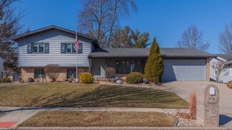 905 Broadmoor Dr, Bloomington, IL 61704