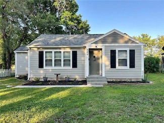929 N Sycamore St, Ottawa, KS 66067