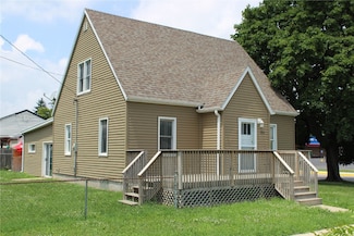 302 S Main St, Monticello, IA 52310
