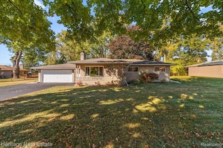 2831 Silverstone Ln, Waterford, MI 48329