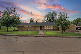 1011 E Connell St, Breckenridge, TX 76424