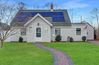 27 Cliff Ln, Levittown, NY 11756
