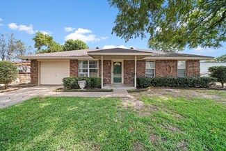 204 S Templeton St, Ennis, TX 75119