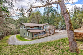 475 Wagon Trail Dr, Jacksonville, OR 97530