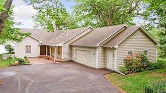 6 W Shore Rd, Saint Paul, MN 55127