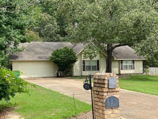 111 Country Club Dr, Pineville, LA 71360