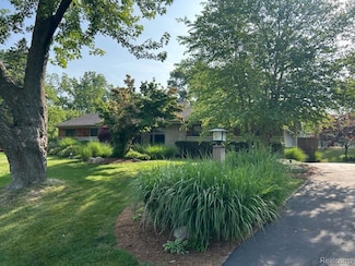 1991 Lakeward Ln, Bloomfield Hills, MI 48302