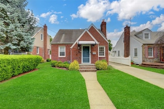 180 Beebe Rd, Mineola, NY 11501