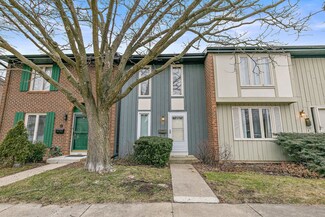 8 Pioneer Park Place, Elgin, IL 60123