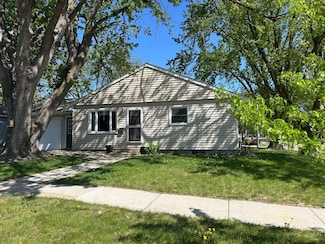 927 15th St E, Glencoe, MN 55336
