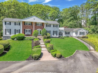 11 Country Squire Ct, Dix Hills, NY 11746