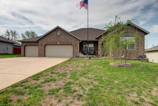 718 Shelley St, Willard, MO 65781