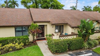 10 Bay Cedar Ct, Royal Palm Beach, FL 33411