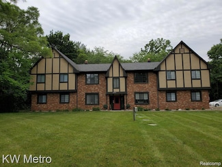 2049 N Duck Lake Rd, Highland, MI 48356