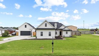 52 Summerfield Ct, Deatsville, AL 36022