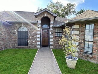 815 W Lynn Creek Dr, Arlington, TX 76001