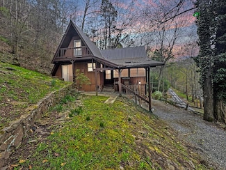 2597 Camp Lightfoot Rd, Hinton, WV 25951