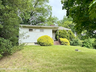 949 Todt Hill Rd, Staten Island, NY 10304