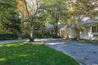 4 Laurel Ln, Locust Valley, NY 11560