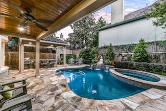 52 Briar Hollow Ln Unit E, Houston, TX 77027