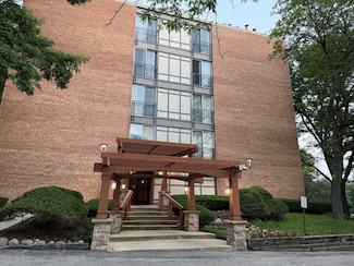 5810 Oakwood Dr Unit 3M, Lisle, IL 60532