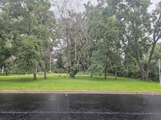 822 Palm Ct, Maplewood, MN 55109