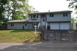 93 W 6th St, Ronkonkoma, NY 11779