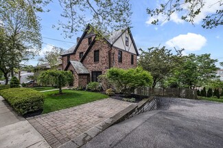 84 Wallis Rd, Chestnut Hill, MA 02467