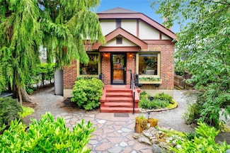 5250 35th Ave NE, Seattle, WA 98105