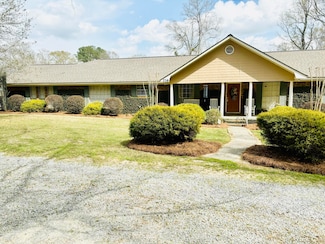 216 Country Cir, Ellisville, MS 39437