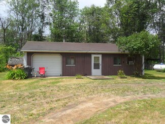 686 16 Mile Rd, Marion, MI 49665