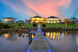 792 W Bayshore Dr, Palacios, TX 77465
