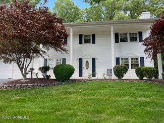 5 Algonquin Dr, Marlboro, NJ 07746