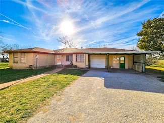 114 Scott St, Tye, TX 79563