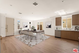 5910 Mammoth Ave, Los Angeles, CA 91401