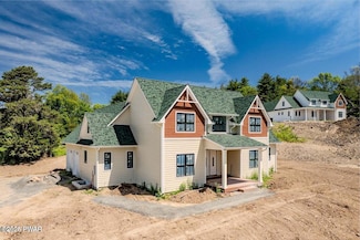 8 Matthews Dr, Milford, PA 18337