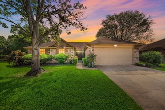 907 S Peach Hollow Ct, Pearland, TX 77584