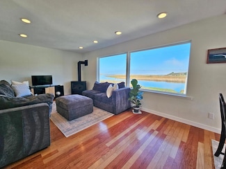 195 Ocean View Ave, Bodega Bay, CA 94923