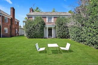 16 Beechwood Dr, Lawrence, NY 11559