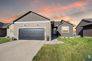 2212 S Creekview Ave, Sioux Falls, SD 57106