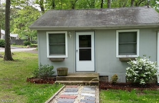 8 Spruce Path, Landing, NJ 07850