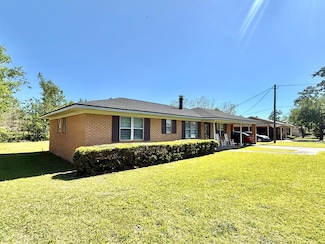 60 Lakeside Dr, Hazlehurst, GA 31539
