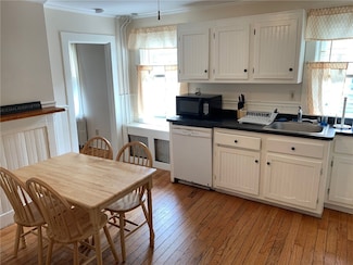 15 Simmons St Unit 2, Newport, RI 02840
